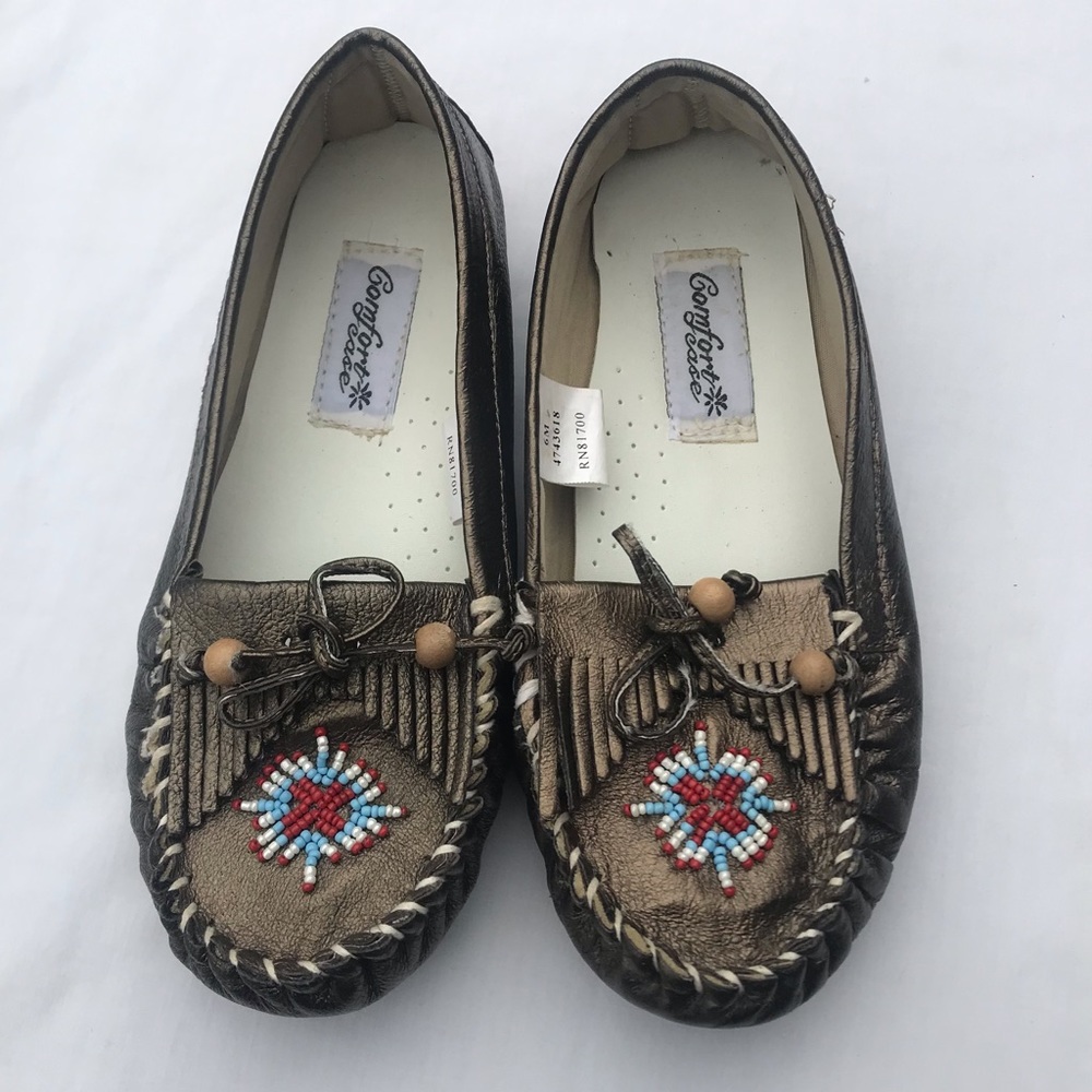 Comfort ease moccasin style slip on shoes. 6M